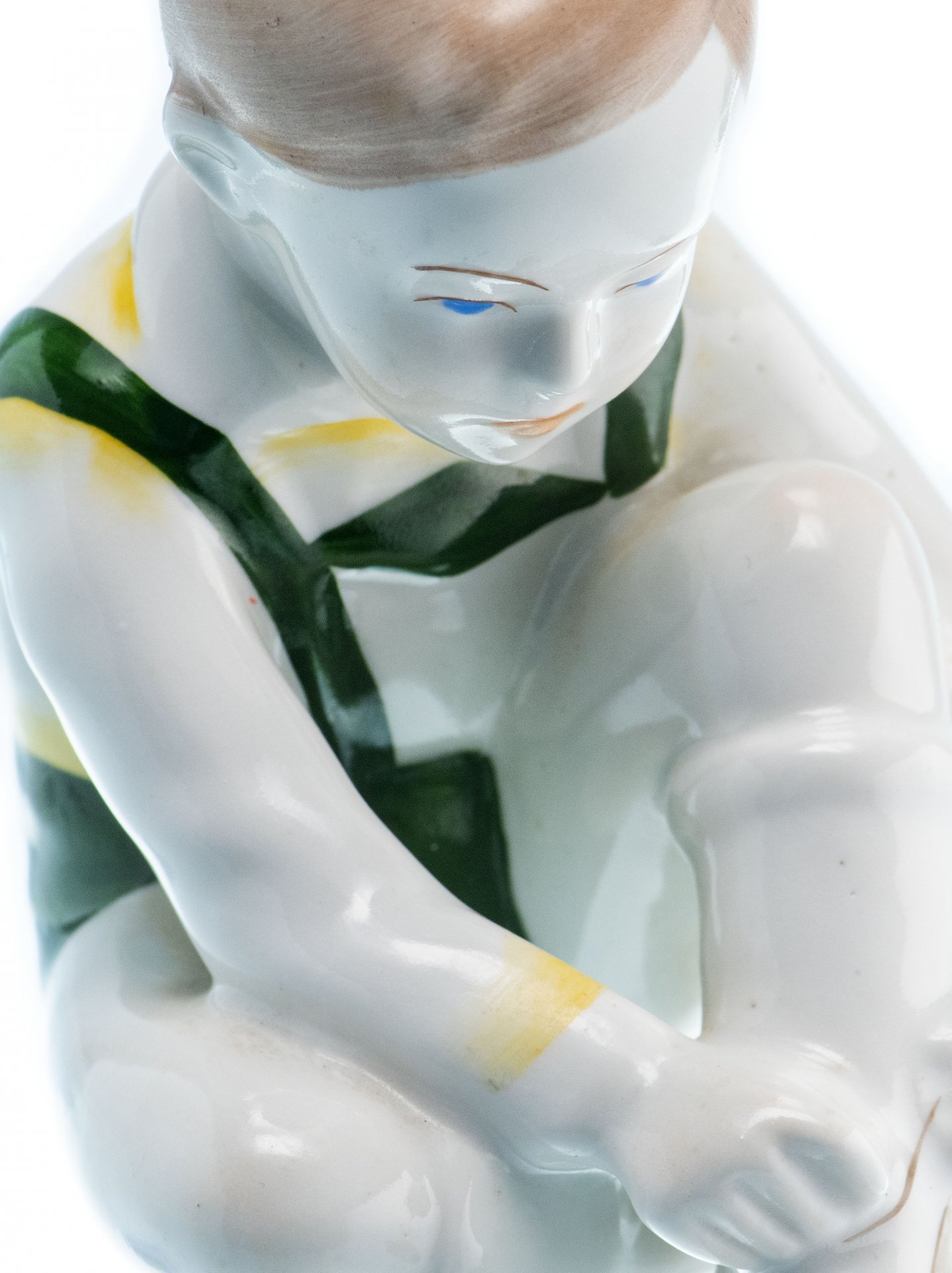 Статуэтка "Мальчик за примеркой", фарфор, роспись, мануфактура "Аquincum porcelain", Венгрия, 1970-1990 гг.
