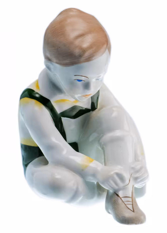 Статуэтка "Мальчик за примеркой", фарфор, роспись, мануфактура "Аquincum porcelain", Венгрия, 1970-1990 гг.