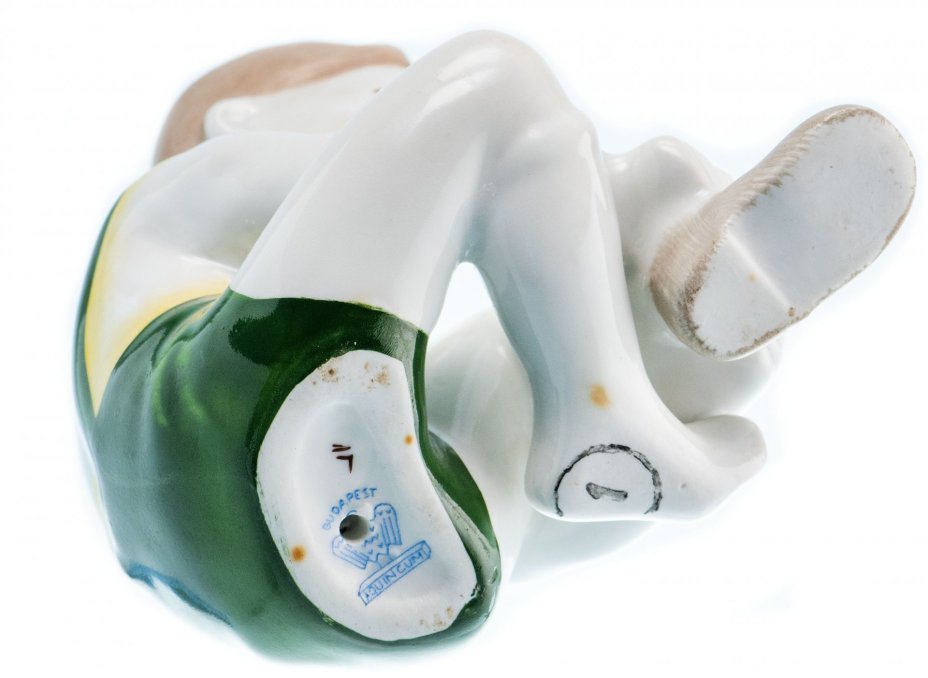 Статуэтка "Мальчик за примеркой", фарфор, роспись, мануфактура "Аquincum porcelain", Венгрия, 1970-1990 гг.