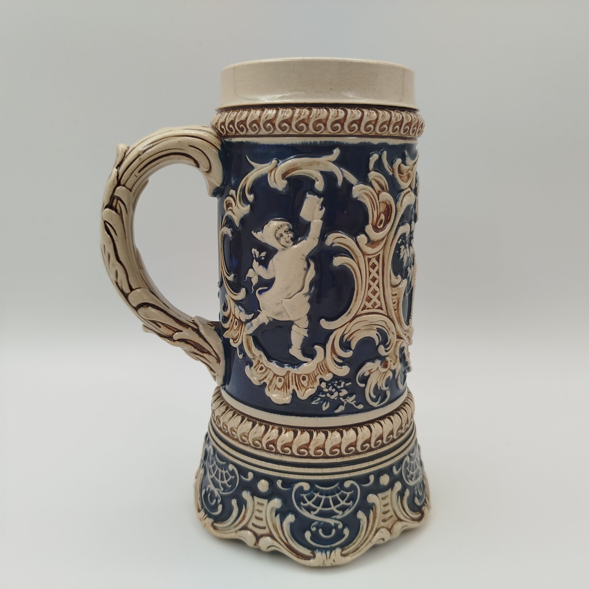 Кружка пивная, украшенная сценами празднеств, фаянс, крытье, Marzi & Remy, 1910-1940 гг.