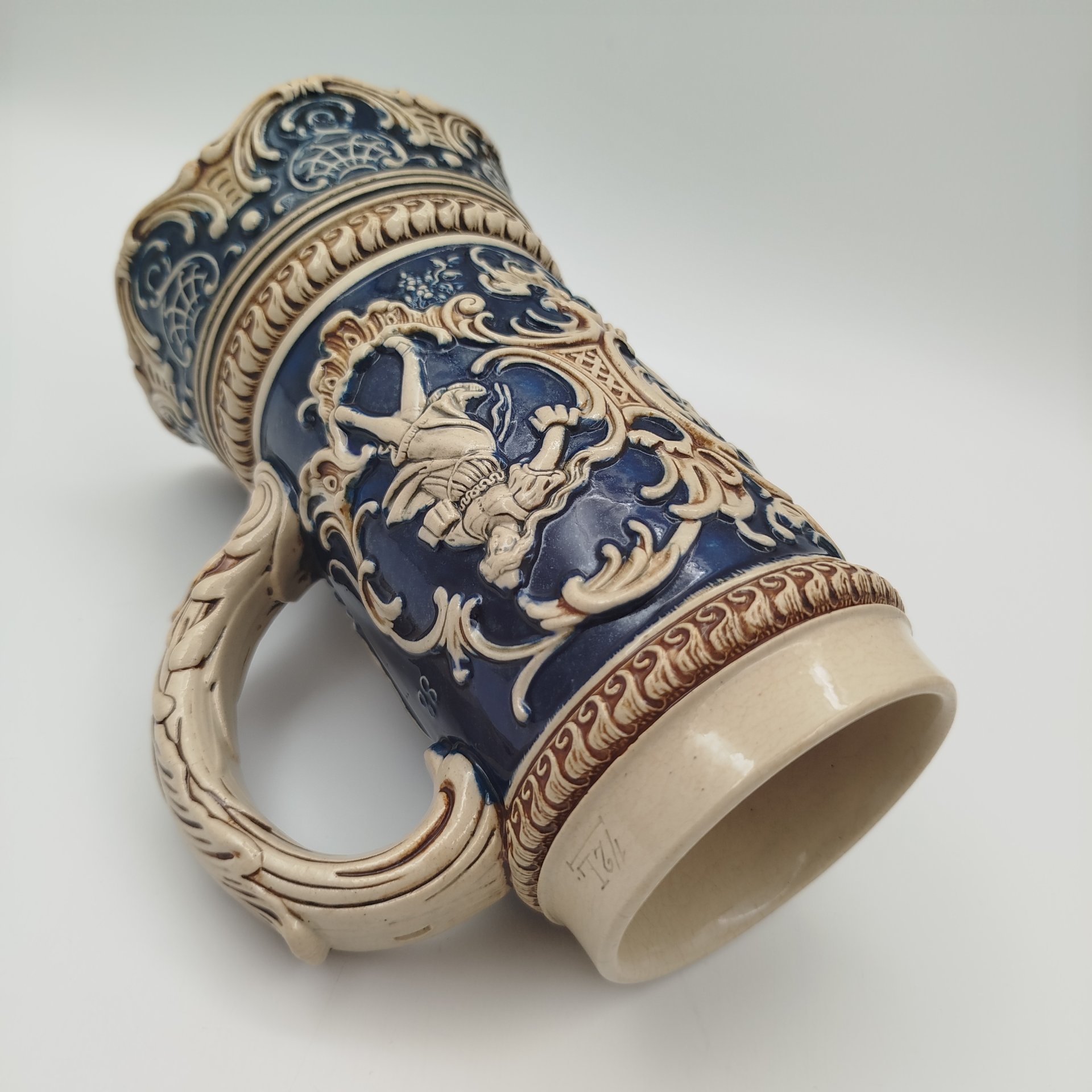 Кружка пивная, украшенная сценами празднеств, фаянс, крытье, Marzi & Remy, 1910-1940 гг.