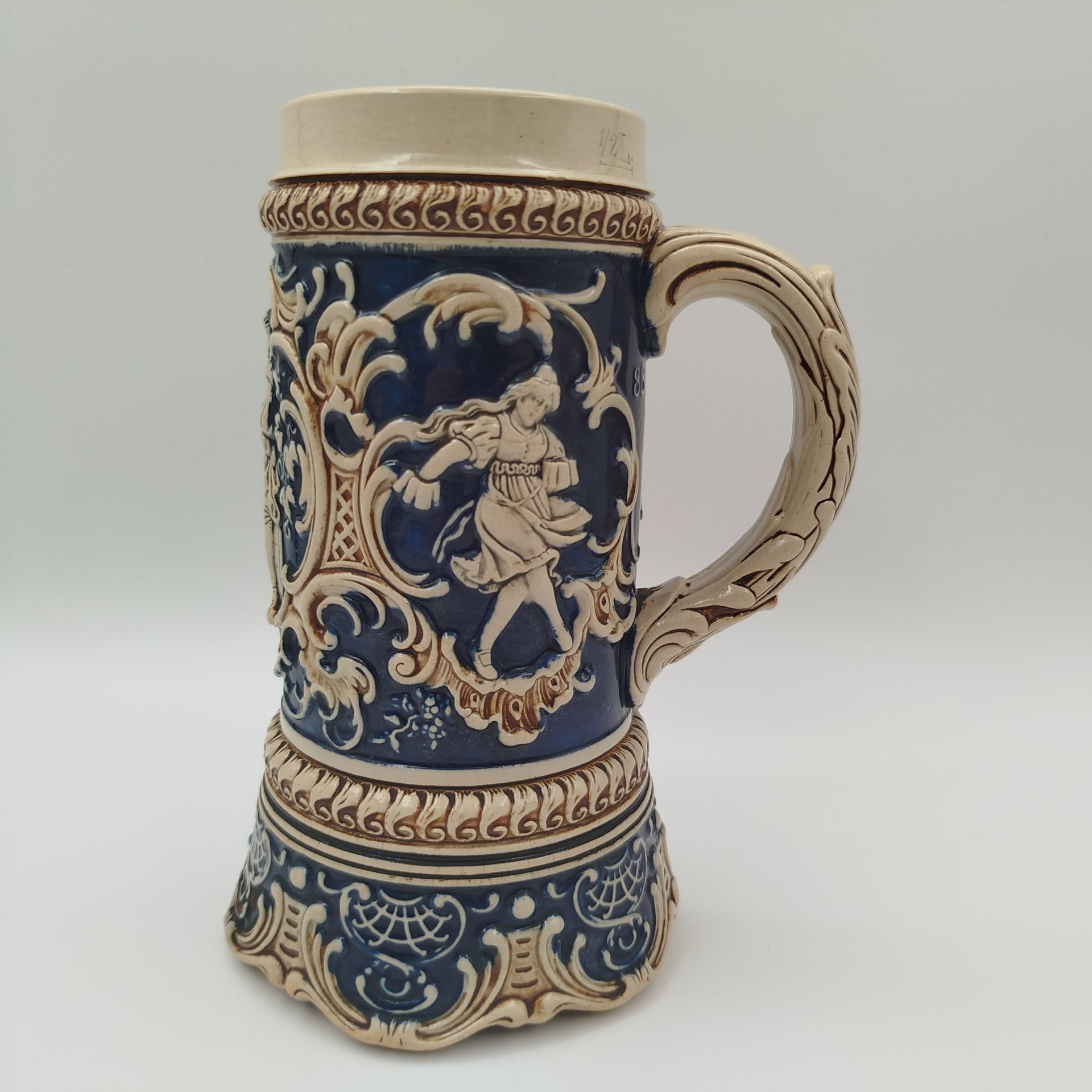 Кружка пивная, украшенная сценами празднеств, фаянс, крытье, Marzi & Remy, 1910-1940 гг., Marzi & Remy