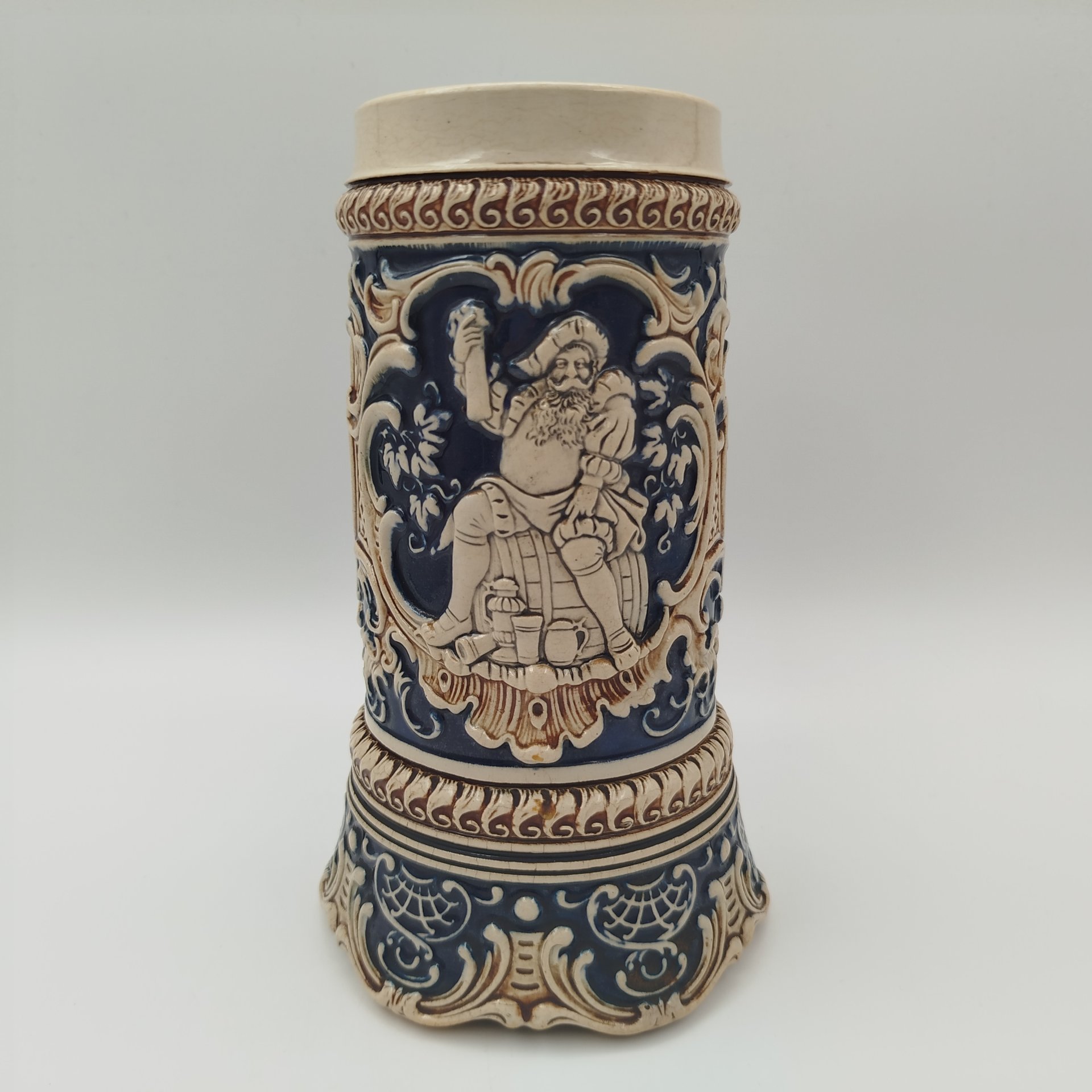 Кружка пивная, украшенная сценами празднеств, фаянс, крытье, Marzi & Remy, 1910-1940 гг., Marzi & Remy