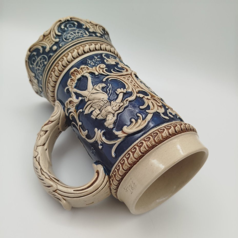Кружка пивная, украшенная сценами празднеств, фаянс, крытье, Marzi & Remy, 1910-1940 гг., Marzi & Remy