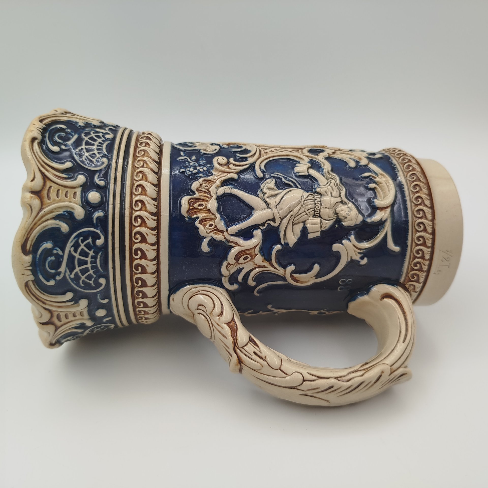 Кружка пивная, украшенная сценами празднеств, фаянс, крытье, Marzi & Remy, 1910-1940 гг., Marzi & Remy