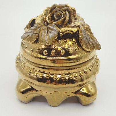 Шкатулка (пудренница) с рельефным цветочным декором, керамика, крытье, золочение, Азия, 1990-2015 гг.