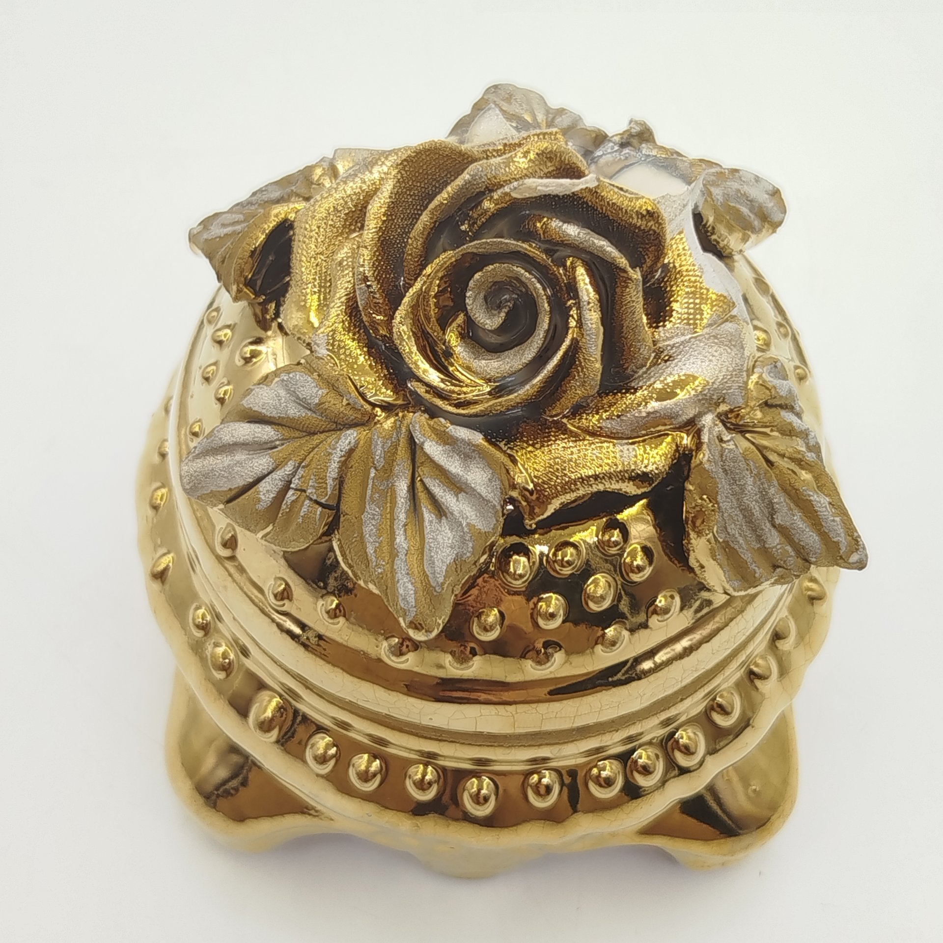 Шкатулка (пудренница) с рельефным цветочным декором, керамика, крытье, золочение, Азия, 1990-2015 гг.