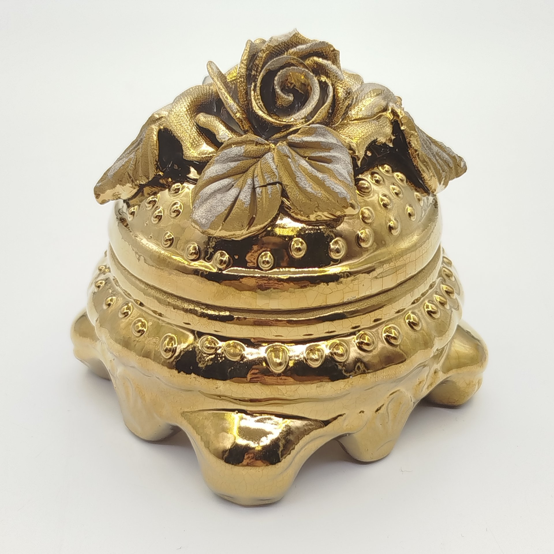 Шкатулка (пудренница) с рельефным цветочным декором, керамика, крытье, золочение, Азия, 1990-2015 гг.