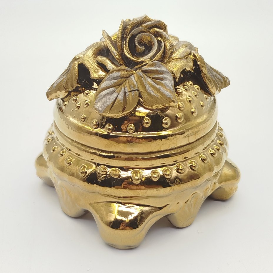 Шкатулка (пудренница) с рельефным цветочным декором