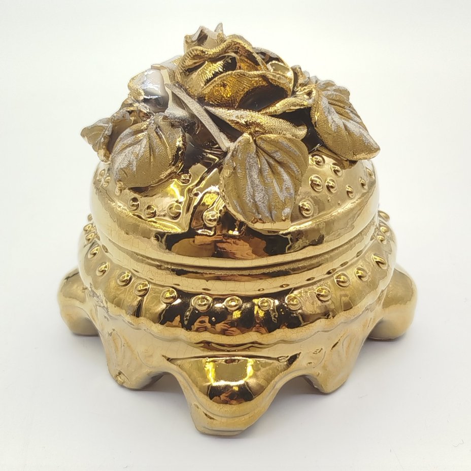 Шкатулка (пудренница) с рельефным цветочным декором