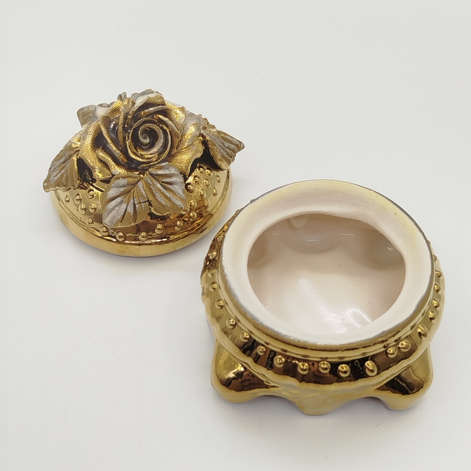 Шкатулка (пудренница) с рельефным цветочным декором, керамика, крытье, золочение, Азия, 1990-2015 гг.