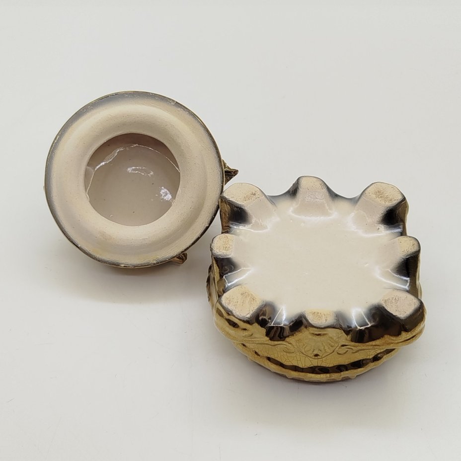 Шкатулка (пудренница) с рельефным цветочным декором