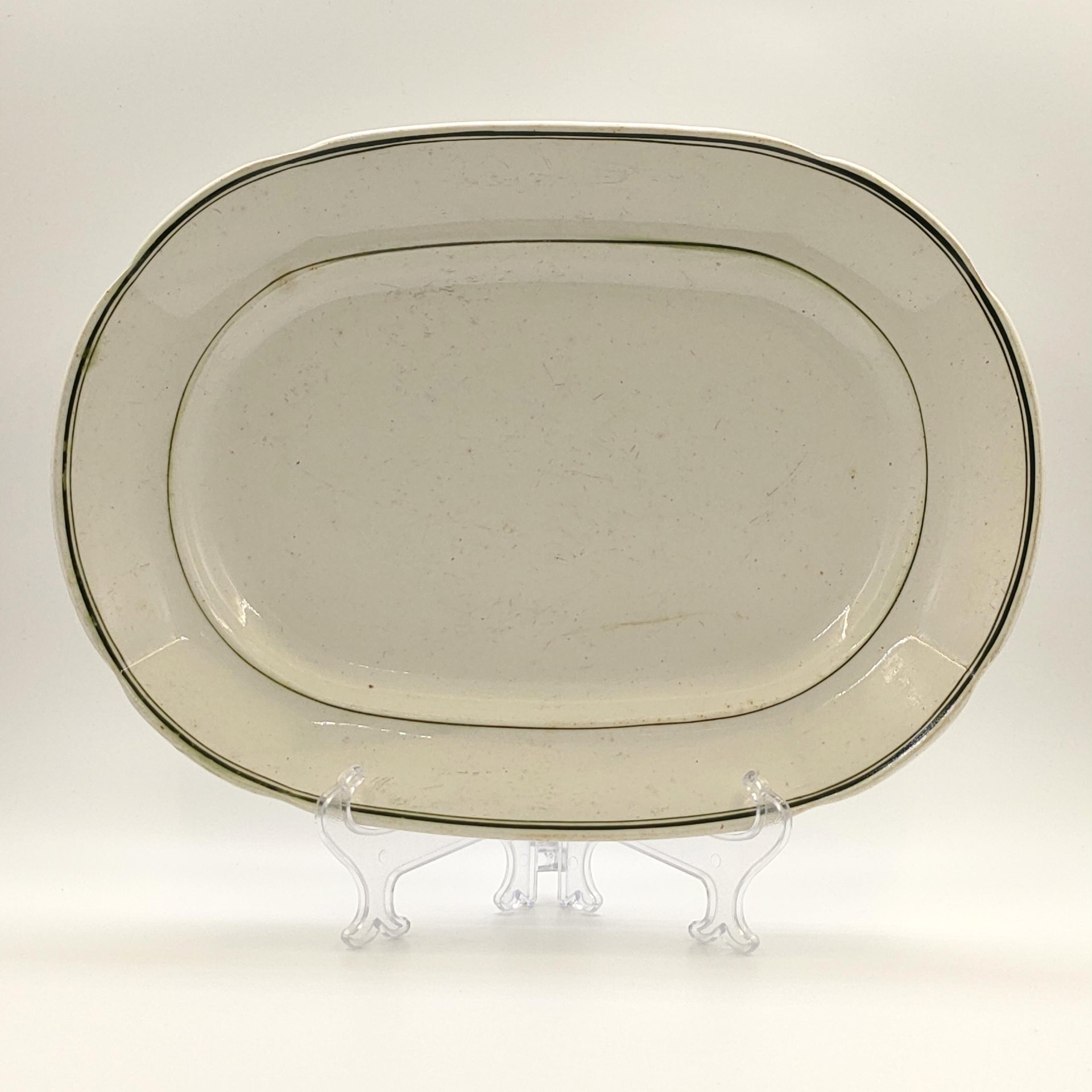 Блюдо сервировочное овальной формы с линейным декором, фаянс, обводка, Конаковский фаянсовый завод им. М.И. Калинина (ЗиК Конаково), СССР, 1926-1932 гг.