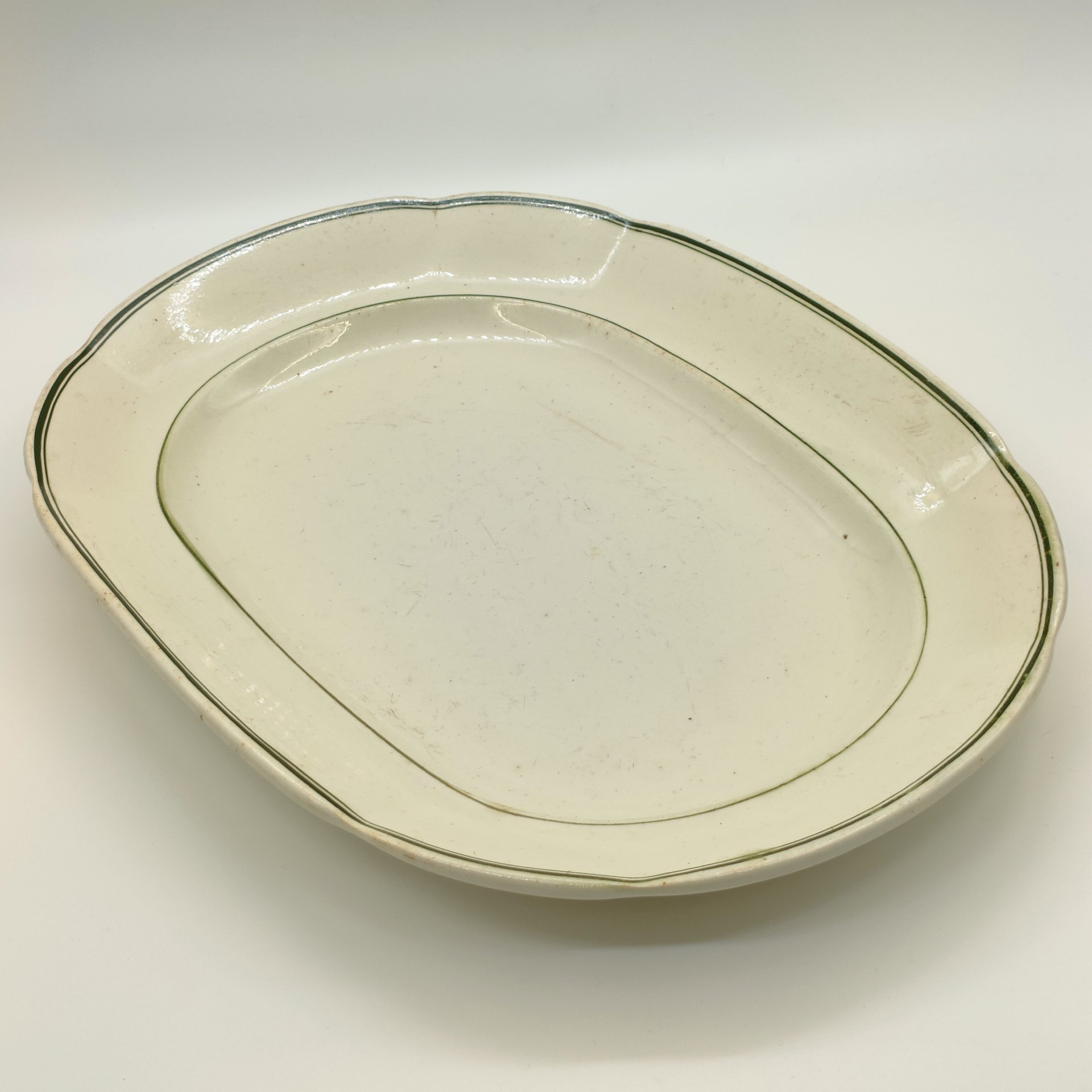 Блюдо сервировочное овальной формы с линейным декором, фаянс, обводка, Конаковский фаянсовый завод им. М.И. Калинина (ЗиК Конаково), СССР, 1926-1932 гг.