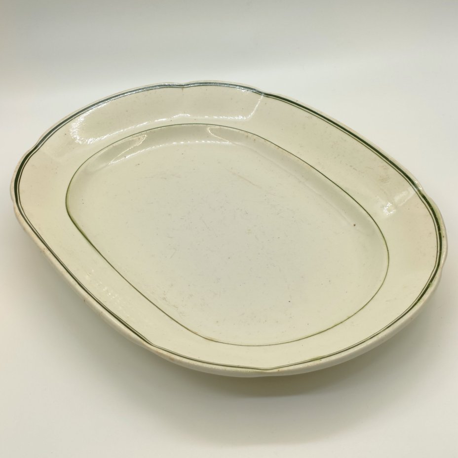 Блюдо сервировочное овальной формы с линейным декором, фаянс, обводка, Конаковский фаянсовый завод им. М.И. Калинина (ЗиК Конаково), СССР, 1926-1932 гг.