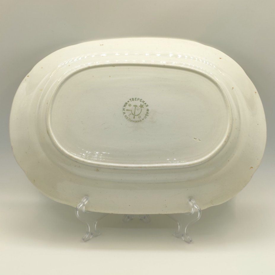 Блюдо сервировочное овальной формы с линейным декором, фаянс, обводка, Конаковский фаянсовый завод им. М.И. Калинина (ЗиК Конаково), СССР, 1926-1932 гг.