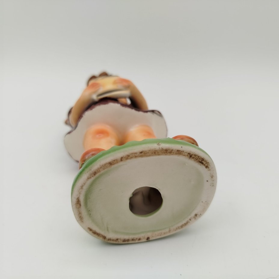 Статуэтка "Девочка поет", фаянс, роспись, Западная Европа, 2000-2010 гг.