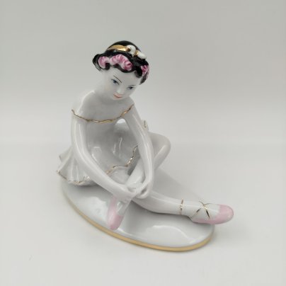 Статуэтка "Маленькая балерина", автор С.Б. Велихова, фарфор, роспись, золочение, Ленинградский фарфоровый завод (ЛФЗ), СССР, 1960-1970 гг.