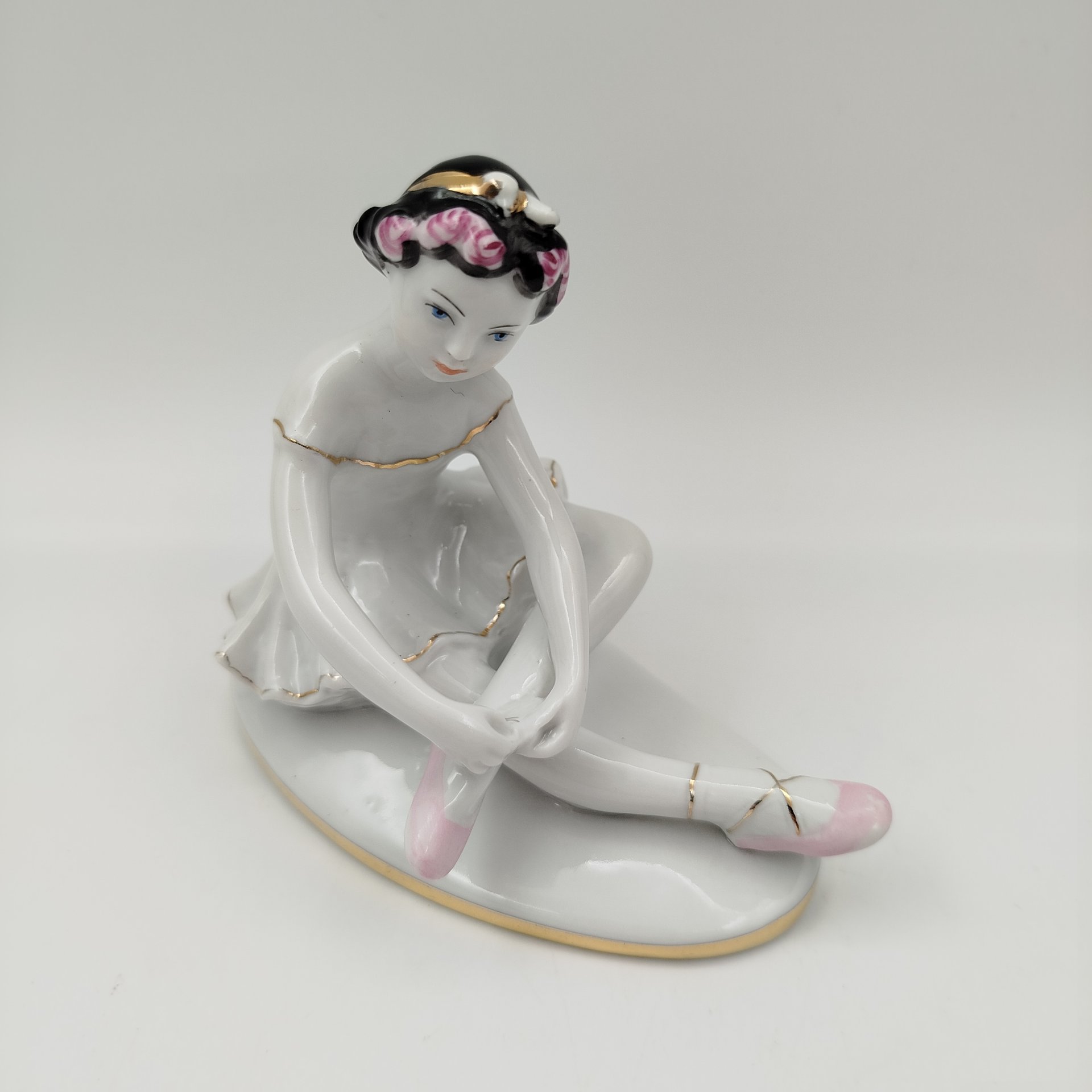 Статуэтка "Маленькая балерина", автор С.Б. Велихова, фарфор, роспись, золочение, Ленинградский фарфоровый завод (ЛФЗ), СССР, 1960-1970 гг.