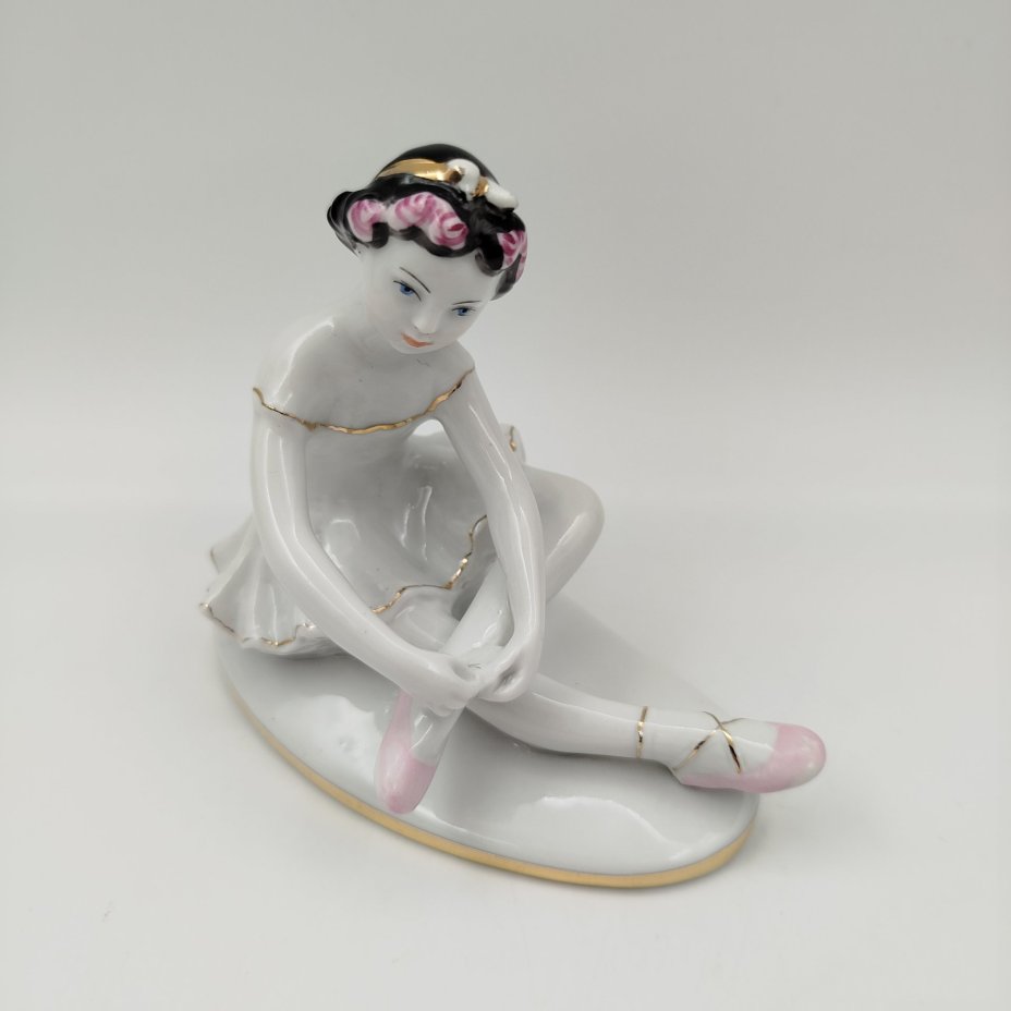 Статуэтка "Маленькая балерина", автор С.Б. Велихова, фарфор, роспись, золочение, Ленинградский фарфоровый завод (ЛФЗ), СССР, 1960-1970 гг.