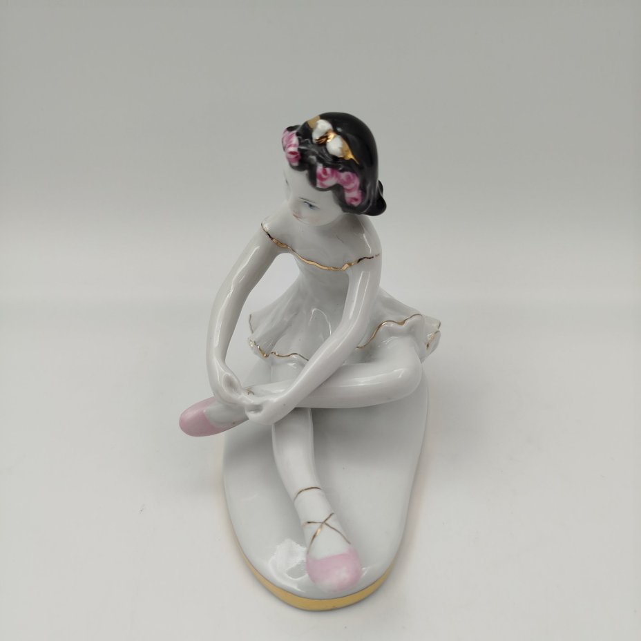 Статуэтка "Маленькая балерина", автор С.Б. Велихова, фарфор, роспись, золочение, Ленинградский фарфоровый завод (ЛФЗ), СССР, 1960-1970 гг.