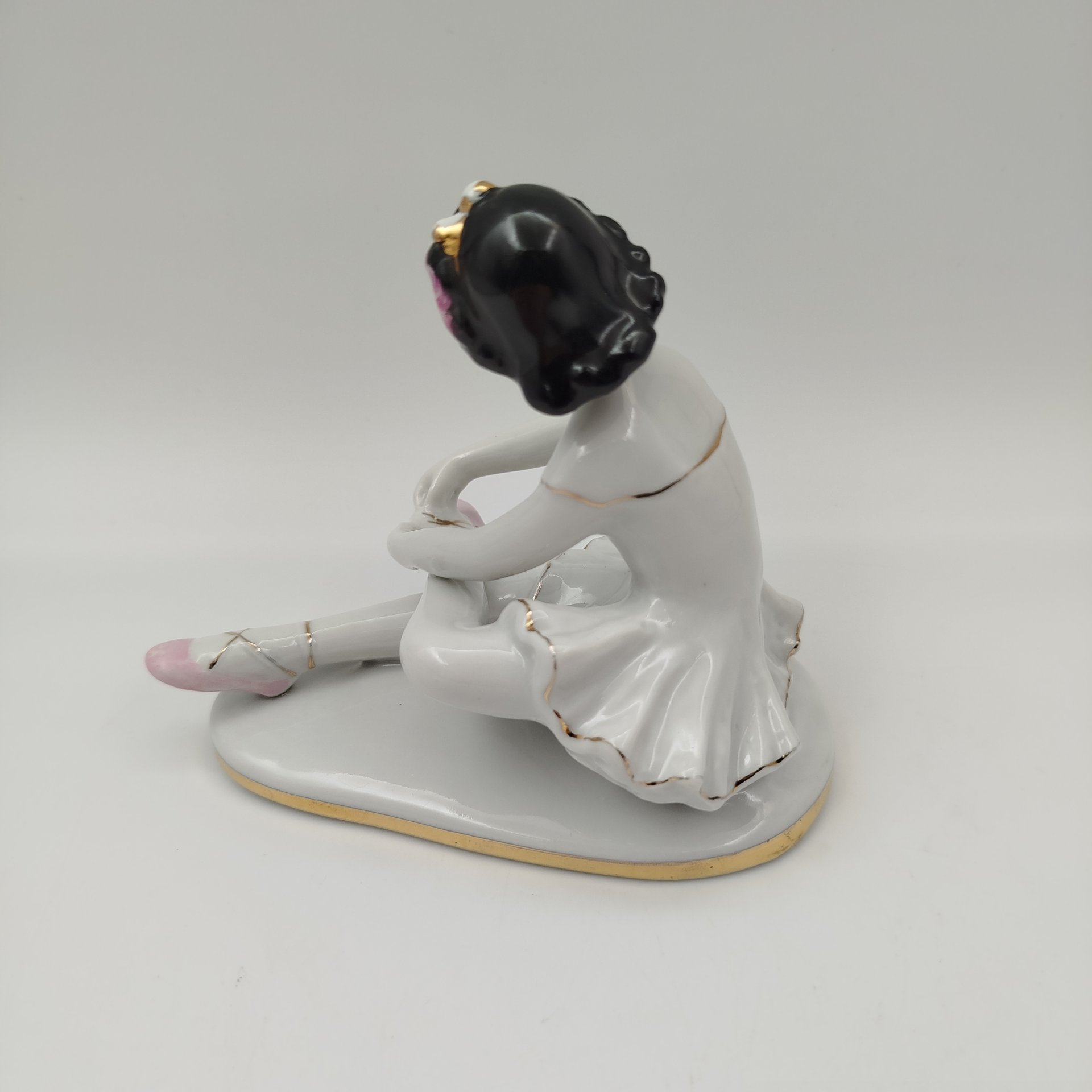 Статуэтка "Маленькая балерина", автор С.Б. Велихова, фарфор, роспись, золочение, Ленинградский фарфоровый завод (ЛФЗ), СССР, 1960-1970 гг.