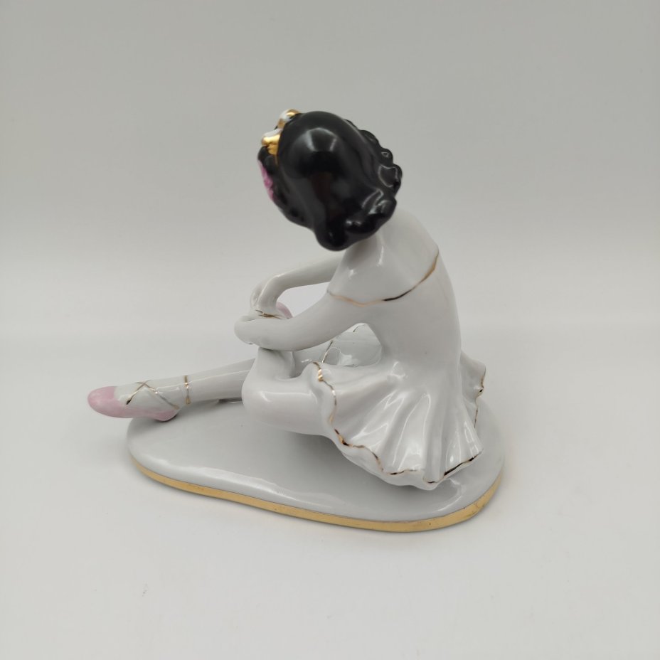 Статуэтка "Маленькая балерина", автор С.Б. Велихова, фарфор, роспись, золочение, Ленинградский фарфоровый завод (ЛФЗ), СССР, 1960-1970 гг.