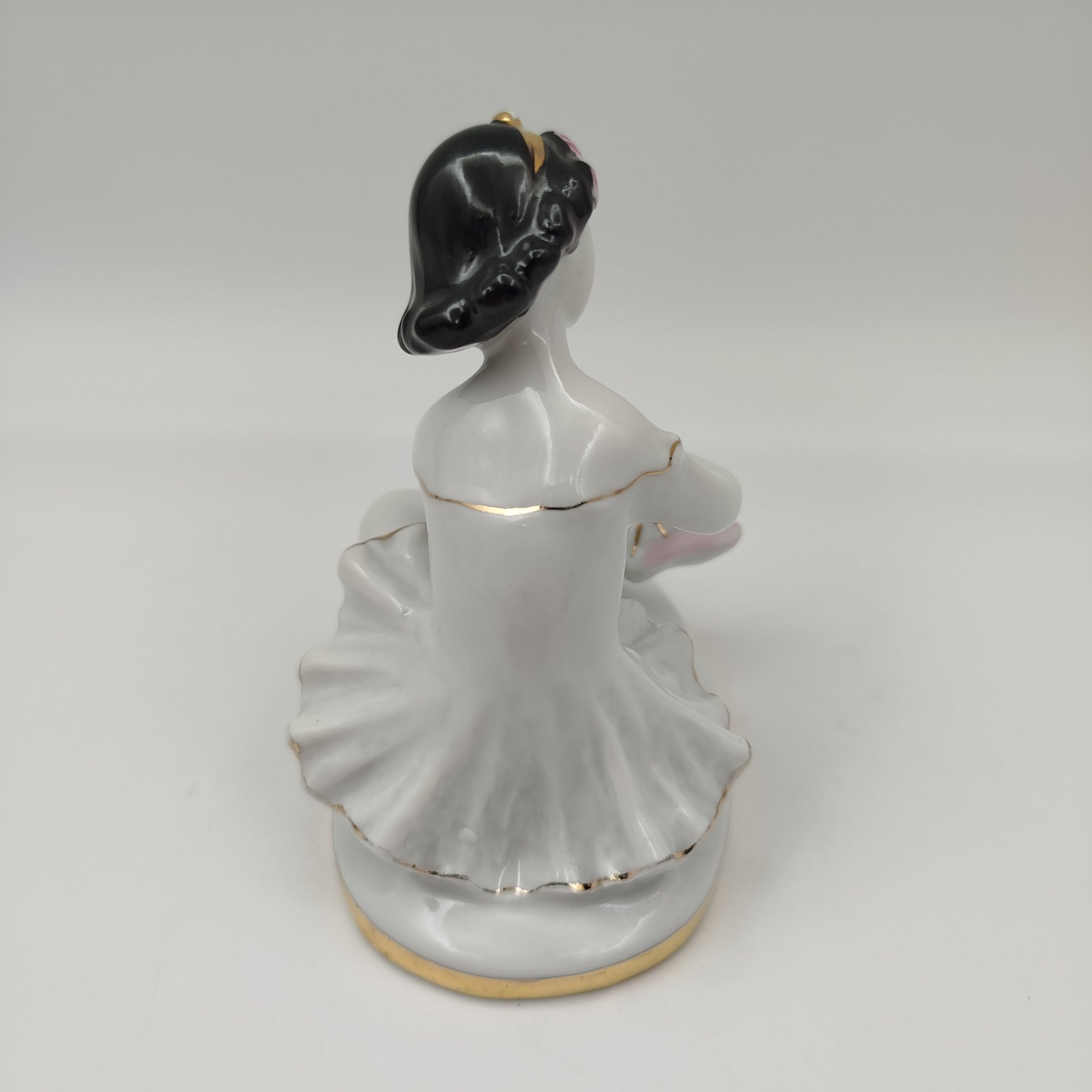 Статуэтка "Маленькая балерина", автор С.Б. Велихова, фарфор, роспись, золочение, Ленинградский фарфоровый завод (ЛФЗ), СССР, 1960-1970 гг.