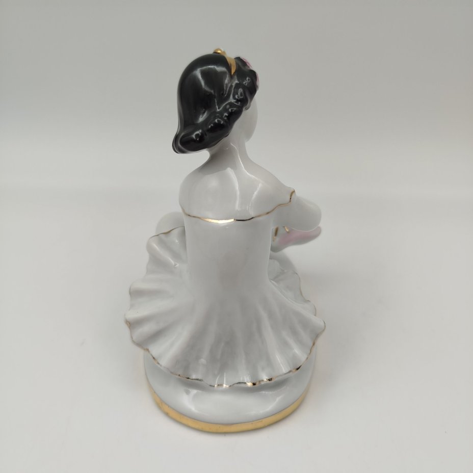 Статуэтка "Маленькая балерина", автор С.Б. Велихова, фарфор, роспись, золочение, Ленинградский фарфоровый завод (ЛФЗ), СССР, 1960-1970 гг.