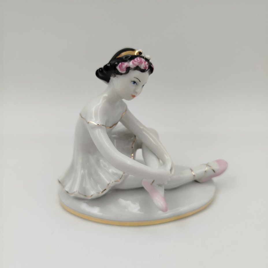 Статуэтка "Маленькая балерина", автор С.Б. Велихова, фарфор, роспись, золочение, Ленинградский фарфоровый завод (ЛФЗ), СССР, 1960-1970 гг.