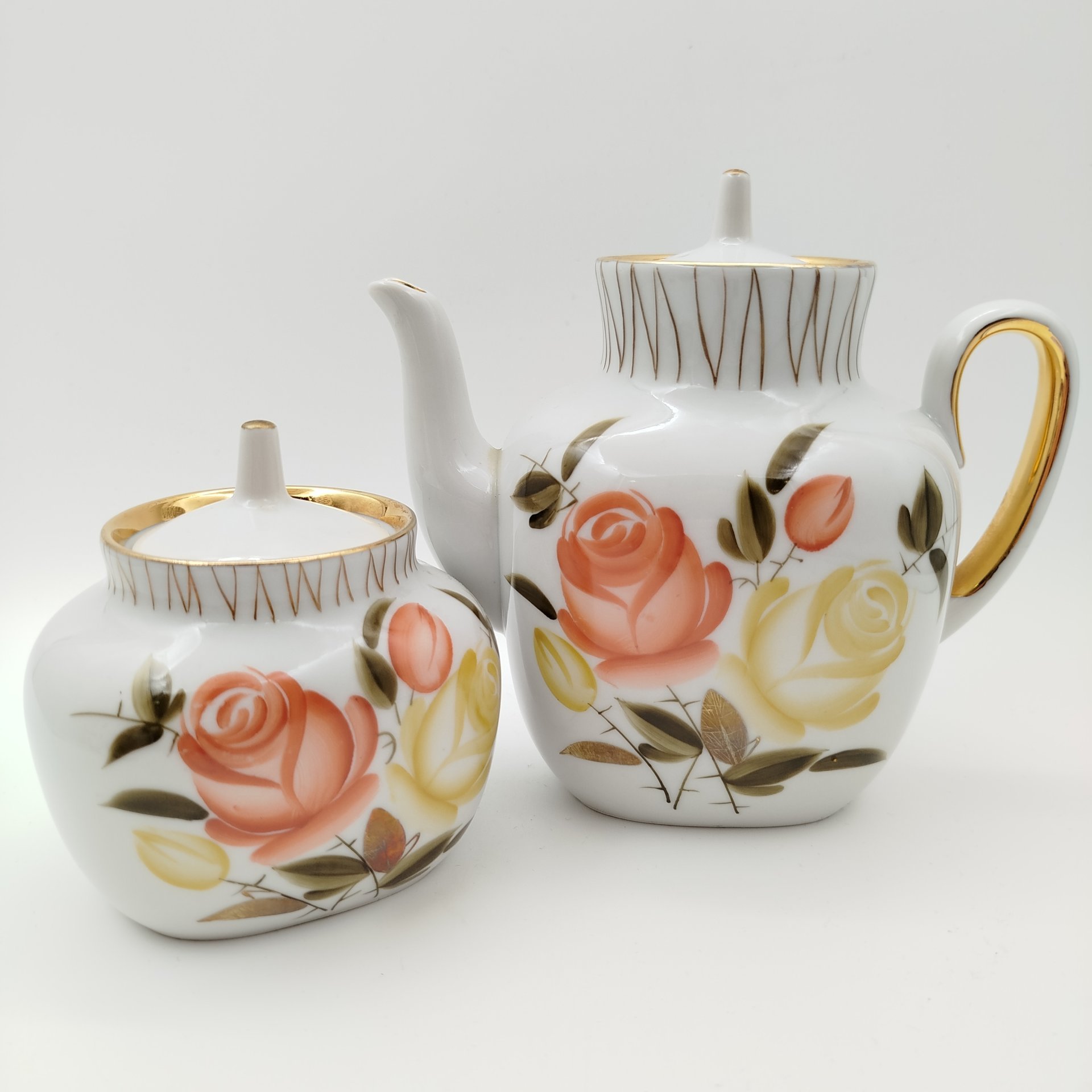 Набор из сервиза "Букет роз" (чайник и сахарница), форма "Чайка", автор росписи - Лебединская Л.И., автор формы - Семёнов В.Л., фарфор, роспись, золочение, Ленинградский фарфоровый завод (ЛФЗ), СССР, 1960-1986 гг.