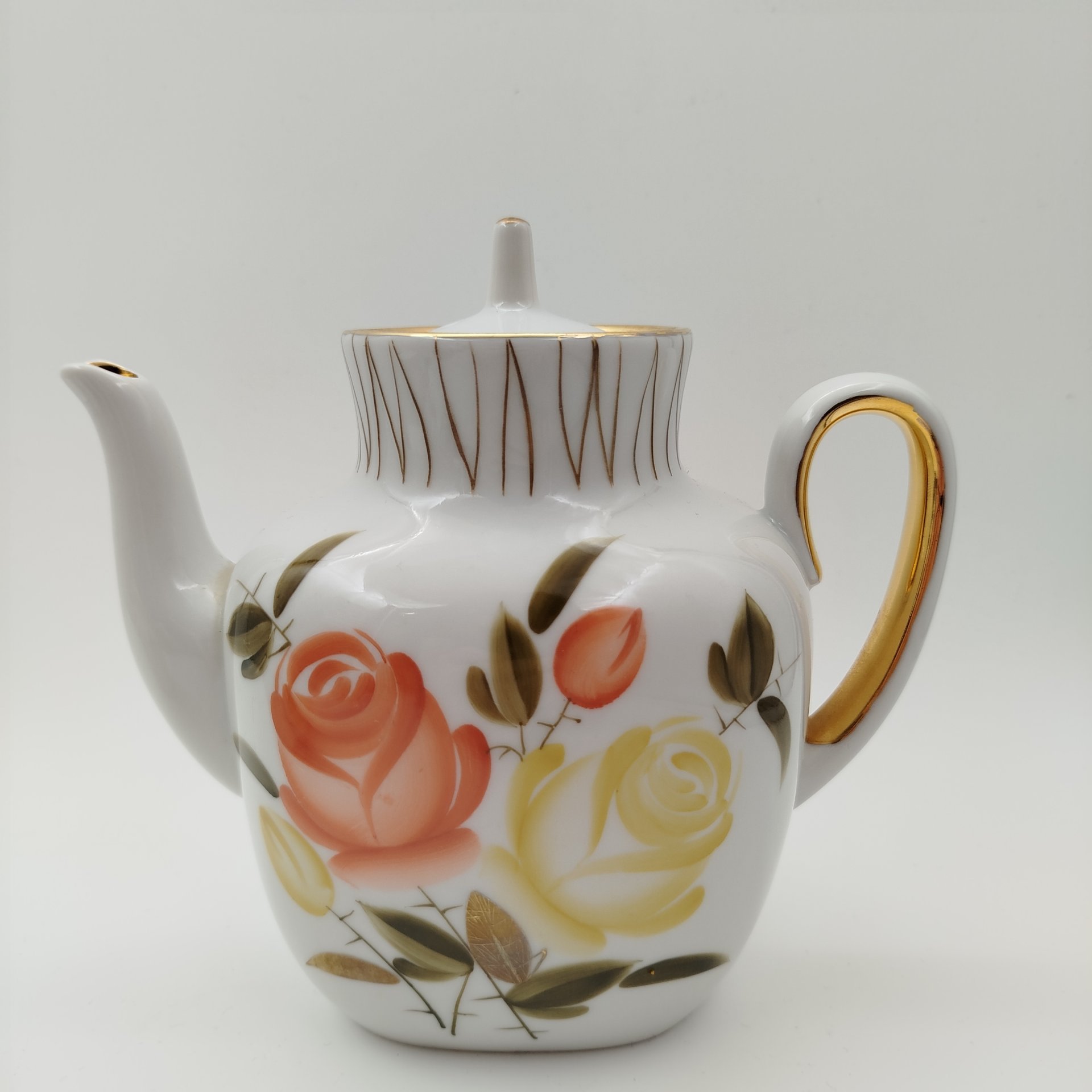 Набор из сервиза "Букет роз" (чайник и сахарница), форма "Чайка", автор росписи - Лебединская Л.И., автор формы - Семёнов В.Л., фарфор, роспись, золочение, Ленинградский фарфоровый завод (ЛФЗ), СССР, 1960-1986 гг.