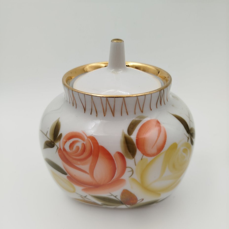 Набор из сервиза "Букет роз" (чайник и сахарница), форма "Чайка", автор росписи - Лебединская Л.И., автор формы - Семёнов В.Л., фарфор, роспись, золочение, Ленинградский фарфоровый завод (ЛФЗ), СССР, 1960-1986 гг.