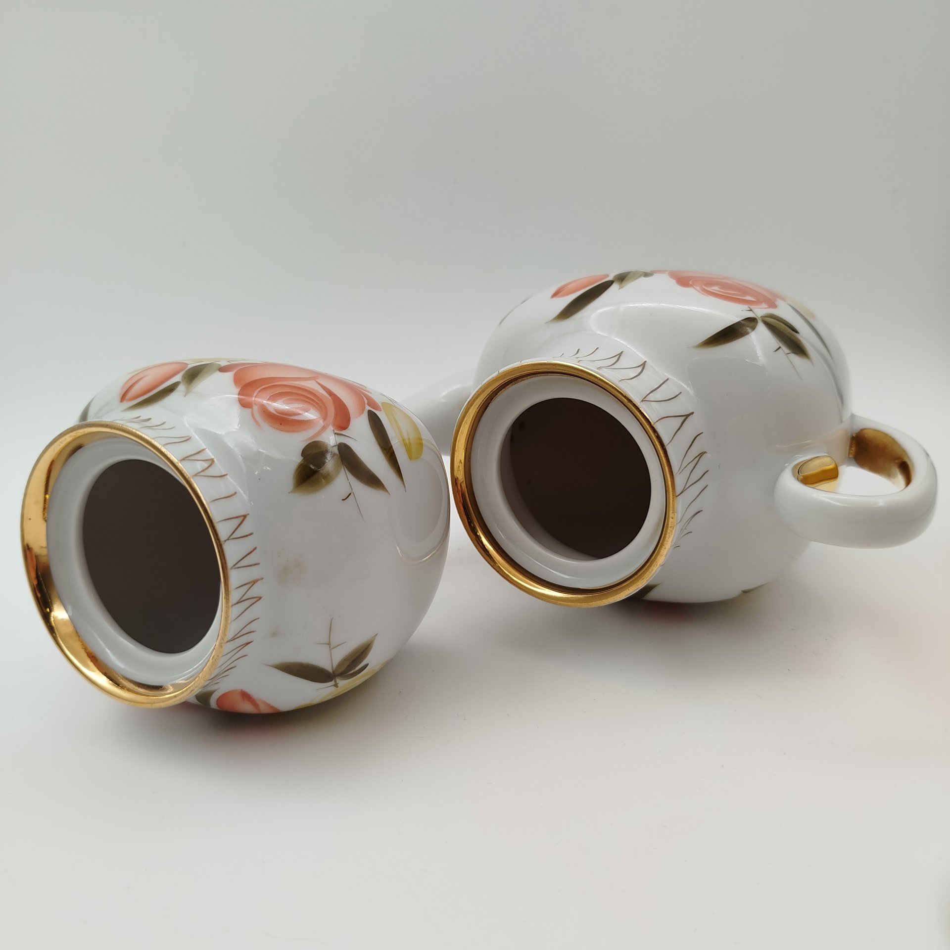 Набор из сервиза "Букет роз" (чайник и сахарница), форма "Чайка", автор росписи - Лебединская Л.И., автор формы - Семёнов В.Л., фарфор, роспись, золочение, Ленинградский фарфоровый завод (ЛФЗ), СССР, 1960-1986 гг.