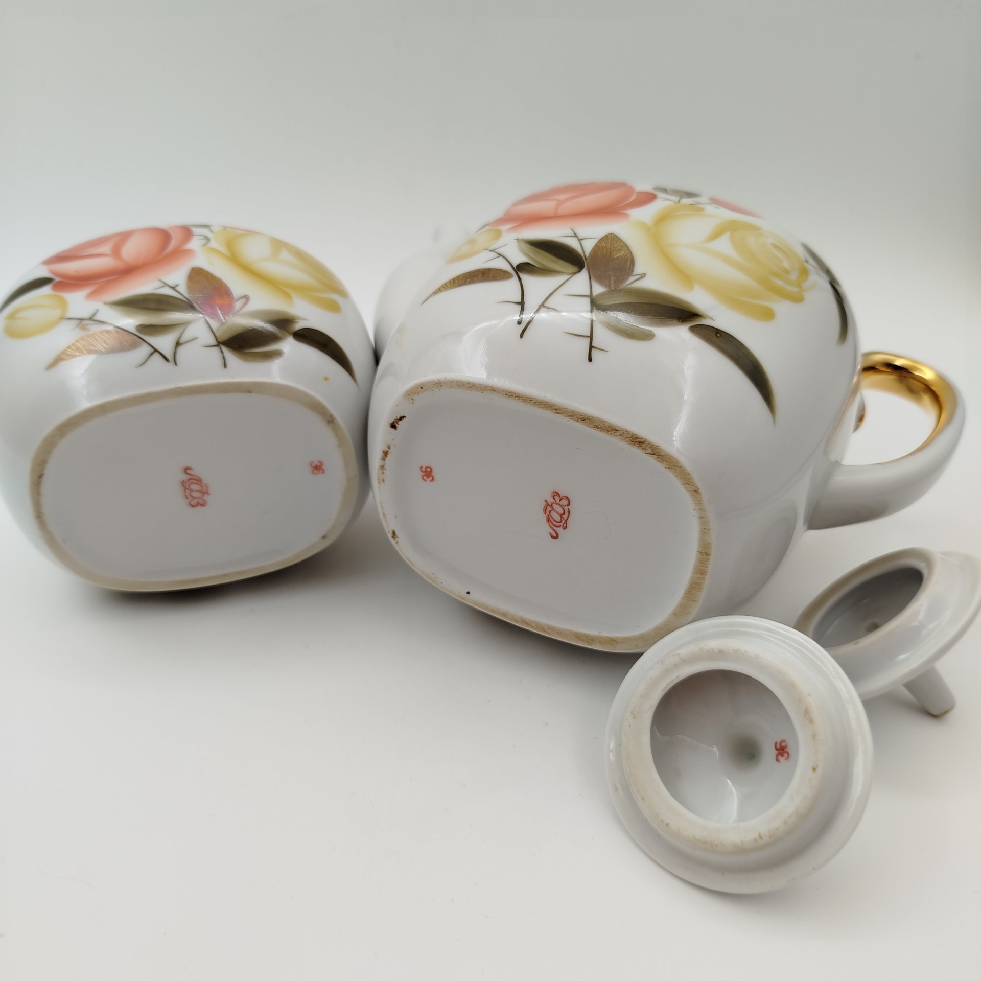 Набор из сервиза "Букет роз" (чайник и сахарница), форма "Чайка", автор росписи - Лебединская Л.И., автор формы - Семёнов В.Л., фарфор, роспись, золочение, Ленинградский фарфоровый завод (ЛФЗ), СССР, 1960-1986 гг.