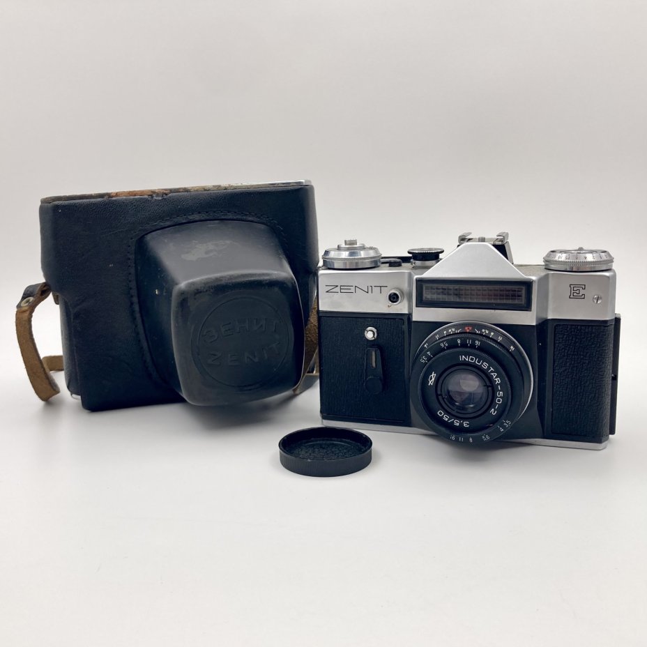 Фотоаппарат плёночный "Зенит Е" с объективом "Индустар 50-2" в кофре, металл, стекло, кожа, Красногорский механический завод (КМЗ), Красногорский механический завод (КМЗ)