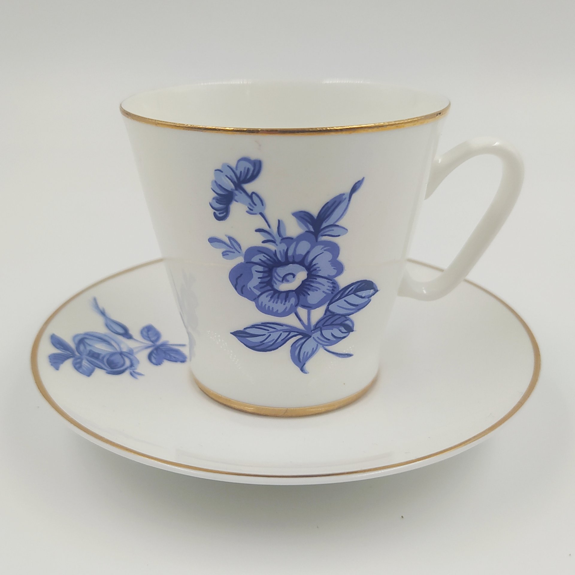 Пара кофейная с цветочным декором в синей гамме (маленькая), фарфор, деколь, золочение, Ленинградский фарфоровый завод (ЛФЗ), Россия, 1989-2001 гг.