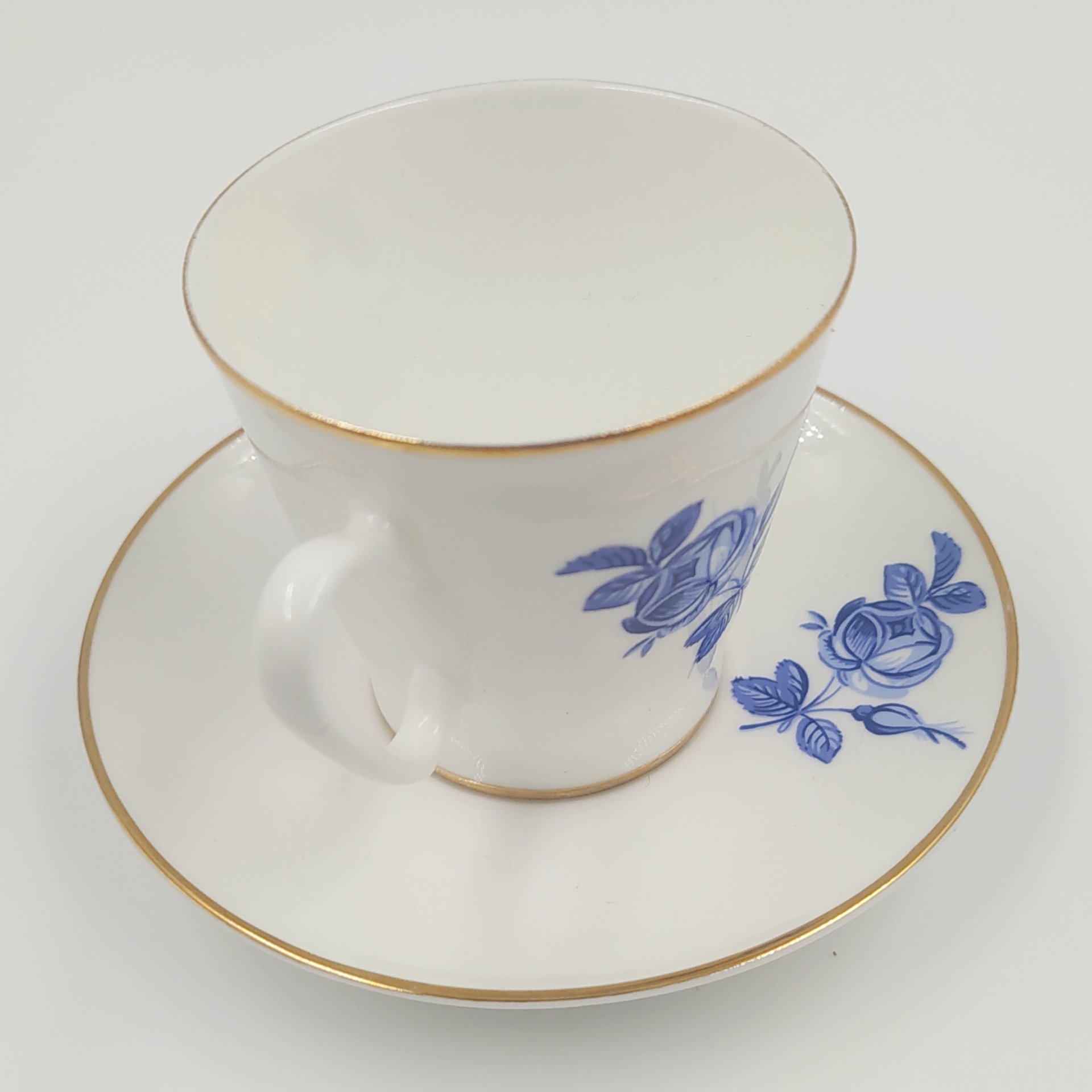 Пара кофейная с цветочным декором в синей гамме (маленькая), фарфор, деколь, золочение, Ленинградский фарфоровый завод (ЛФЗ), Россия, 1989-2001 гг.