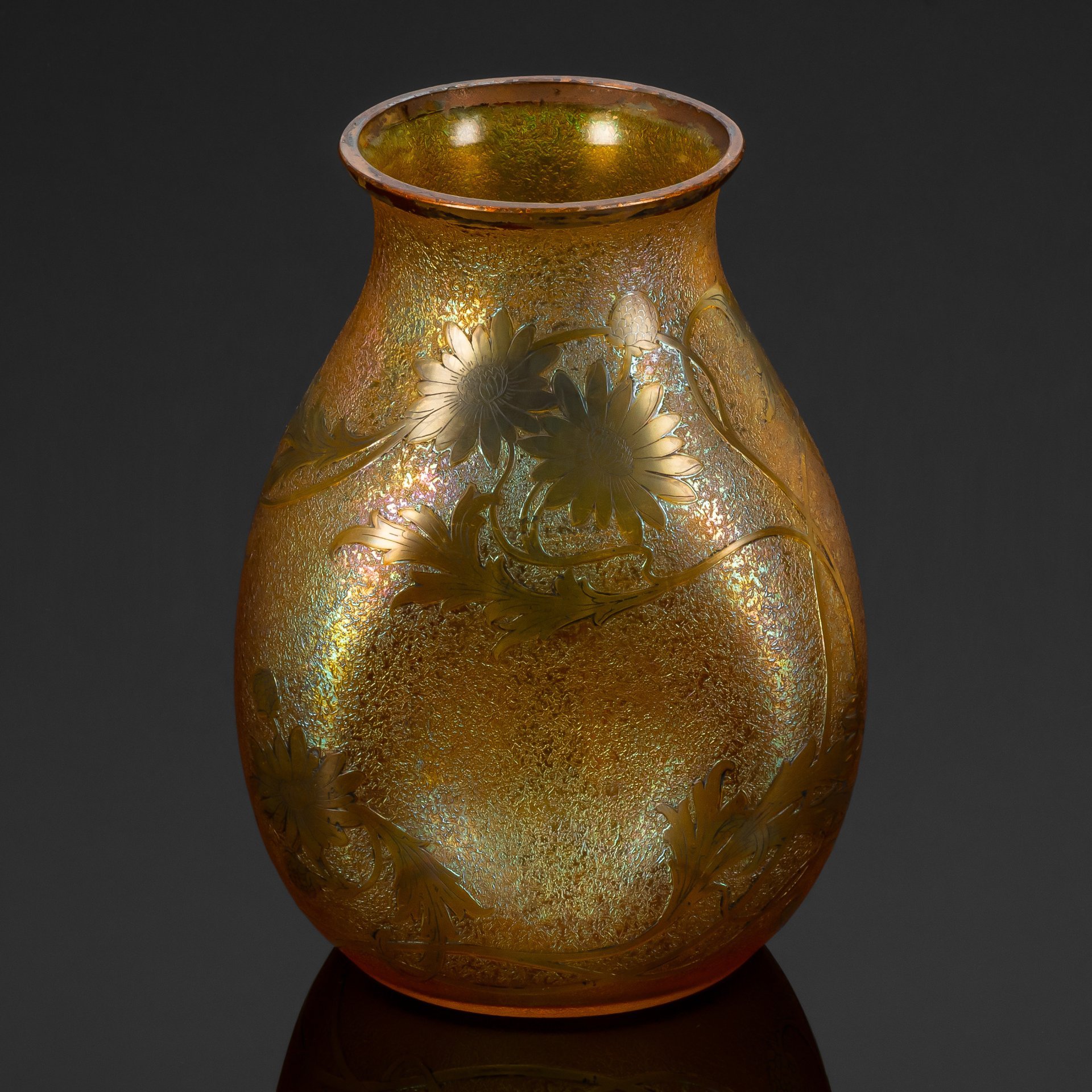 Ваза с цветочным декором в виде ромашек