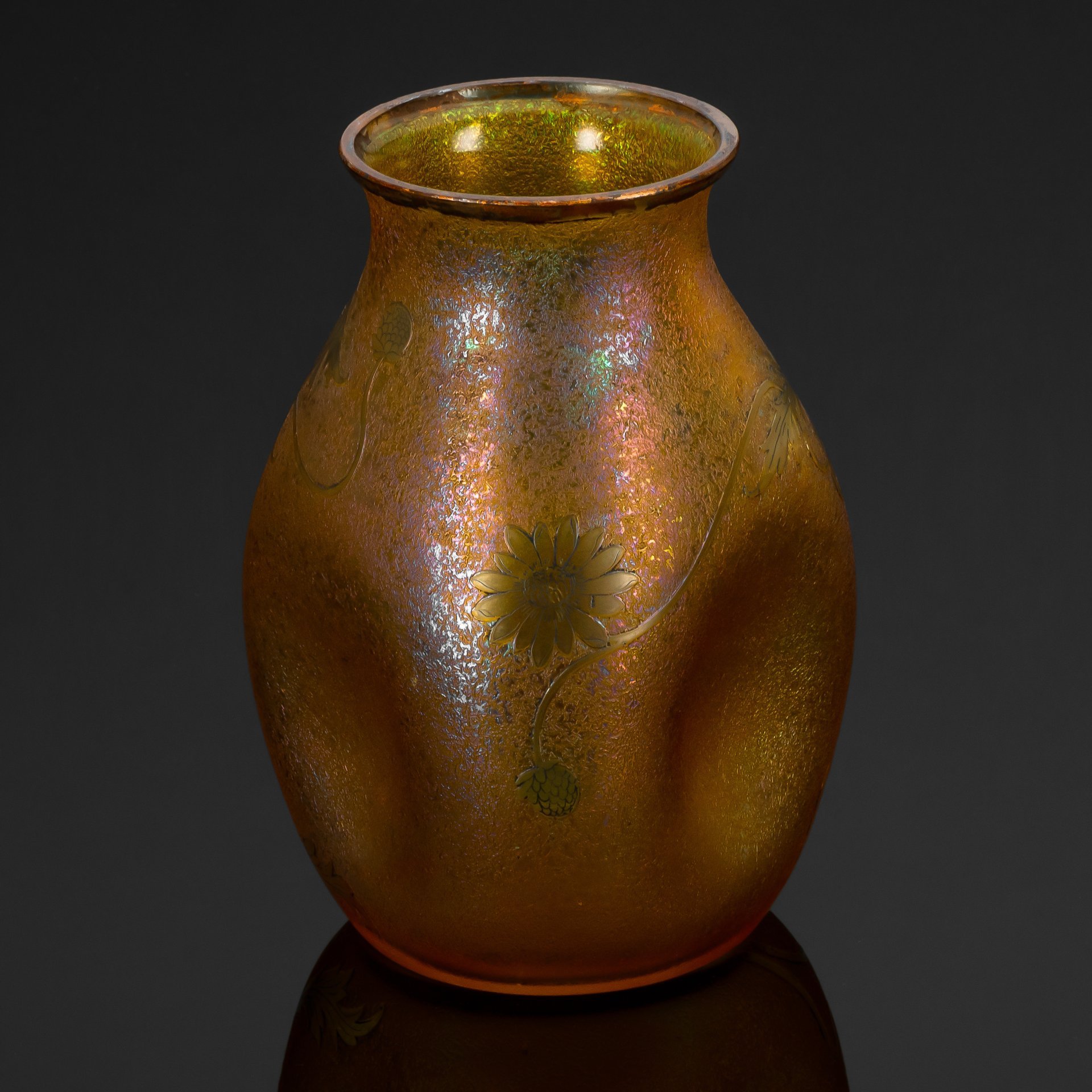 Ваза с цветочным декором в виде ромашек