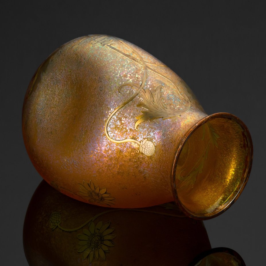 Ваза с цветочным декором в виде ромашек