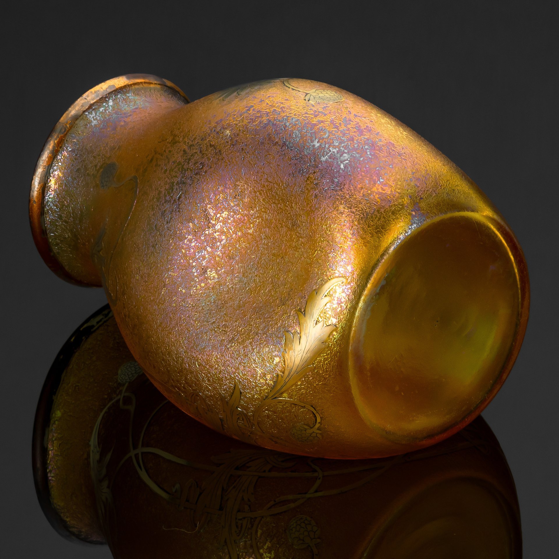 Ваза с цветочным декором в виде ромашек