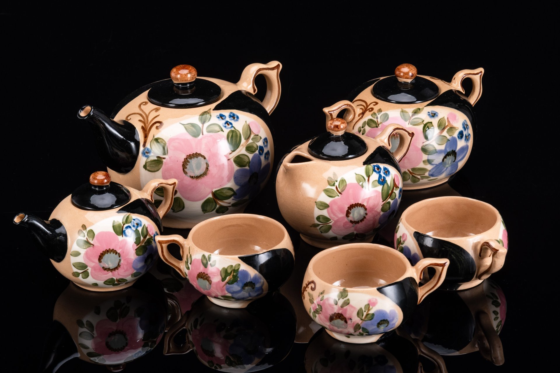 Набор чайный на 3 персоны (чайники доливной и заварочный, сахарница, молочник, 3 чашки), автор О. Артёмова, Гжельский экспериментальный керамический завод с. Речицы, керамика, глазурь, роспись, Российская Федерация, 1992 г.