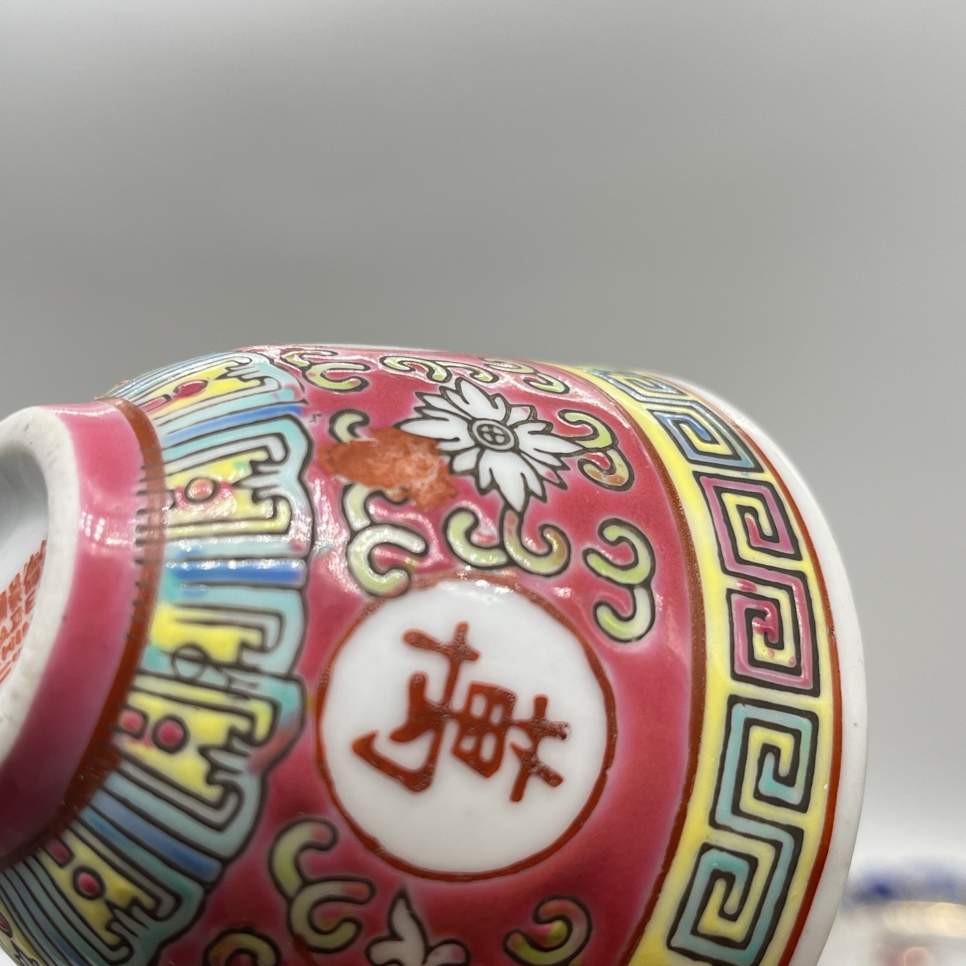 Набор для чаепития из чайника, пиалы и блюдца с расписным декором, фарфор, роспись, Китай, 1970-1990 гг.