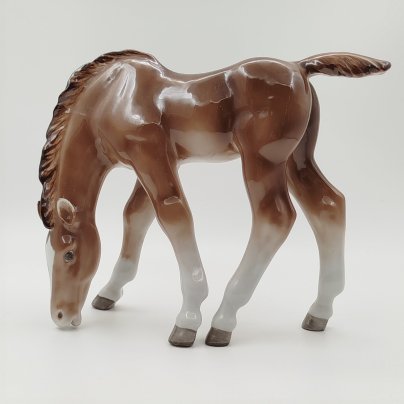 Статуэтка "Жеребёнок пасущийся (гнедой)", скульптор Б.Я. Воробьев, фарфор, роспись, аэрография, Ленинградский фарфоровый завод (ЛФЗ), СССР, 1970-1992 гг.