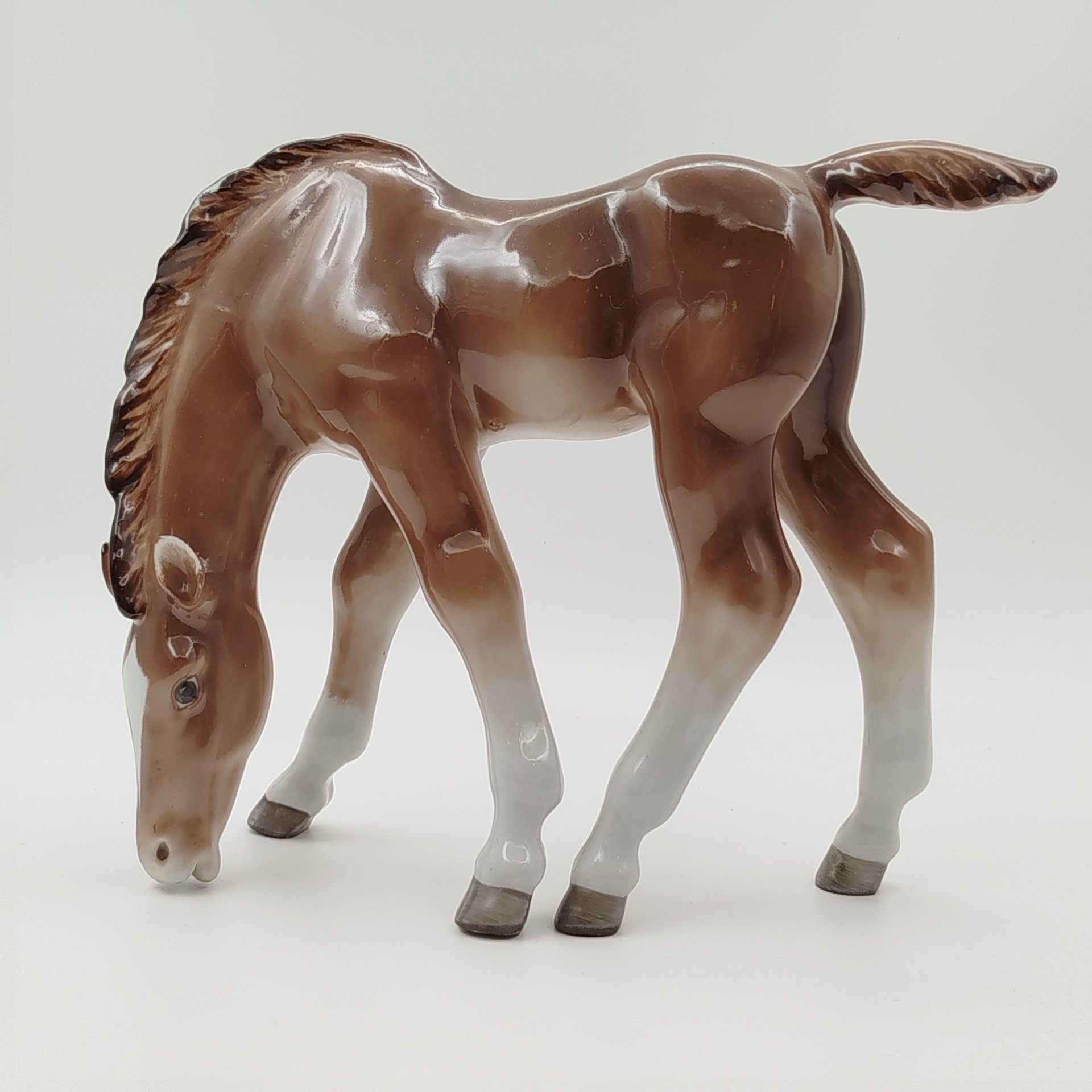 Статуэтка "Жеребёнок пасущийся (гнедой)", скульптор Б.Я. Воробьев, фарфор, роспись, аэрография, Ленинградский фарфоровый завод (ЛФЗ), СССР, 1970-1992 гг.