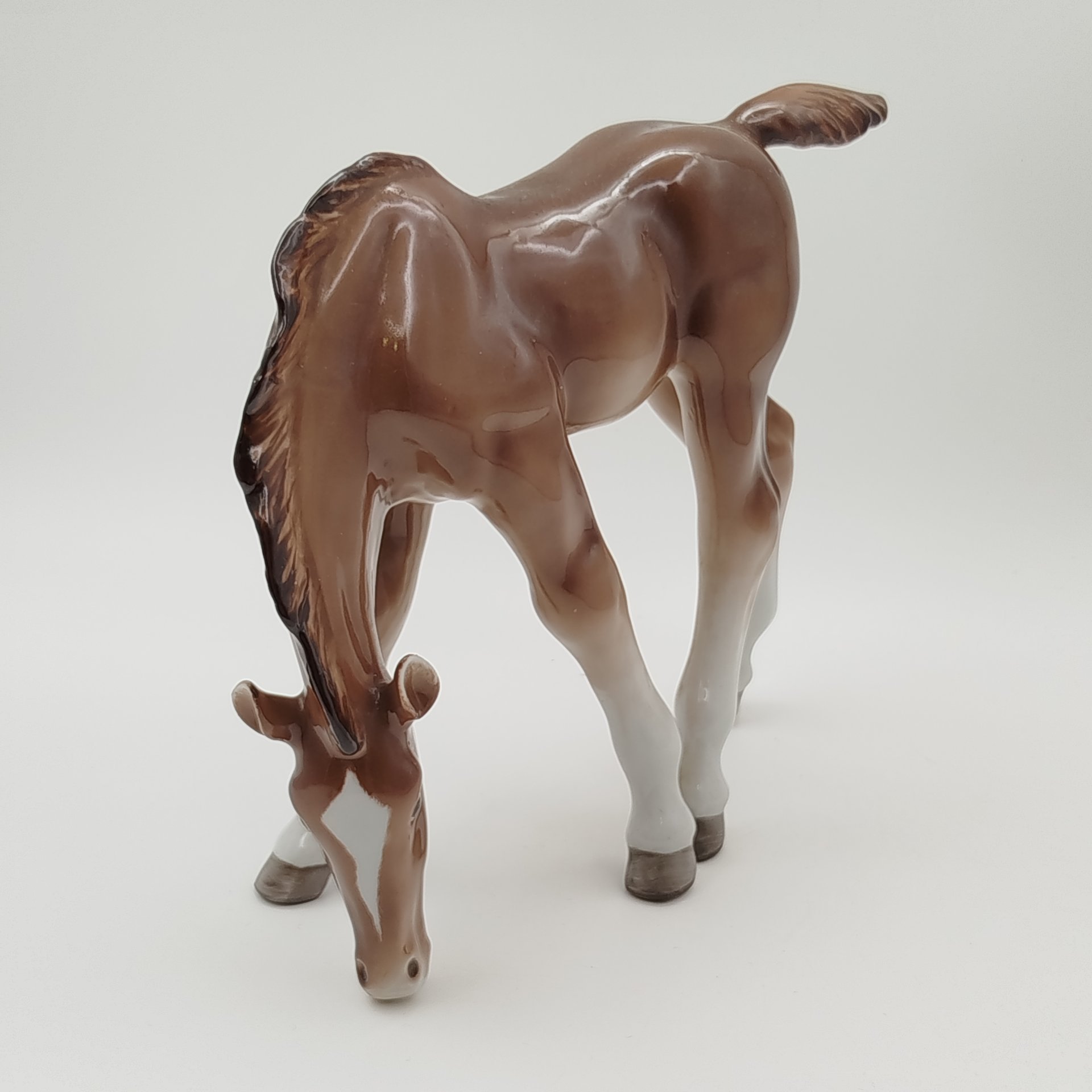 Статуэтка "Жеребёнок пасущийся (гнедой)", скульптор Б.Я. Воробьев, фарфор, роспись, аэрография, Ленинградский фарфоровый завод (ЛФЗ), СССР, 1970-1992 гг.