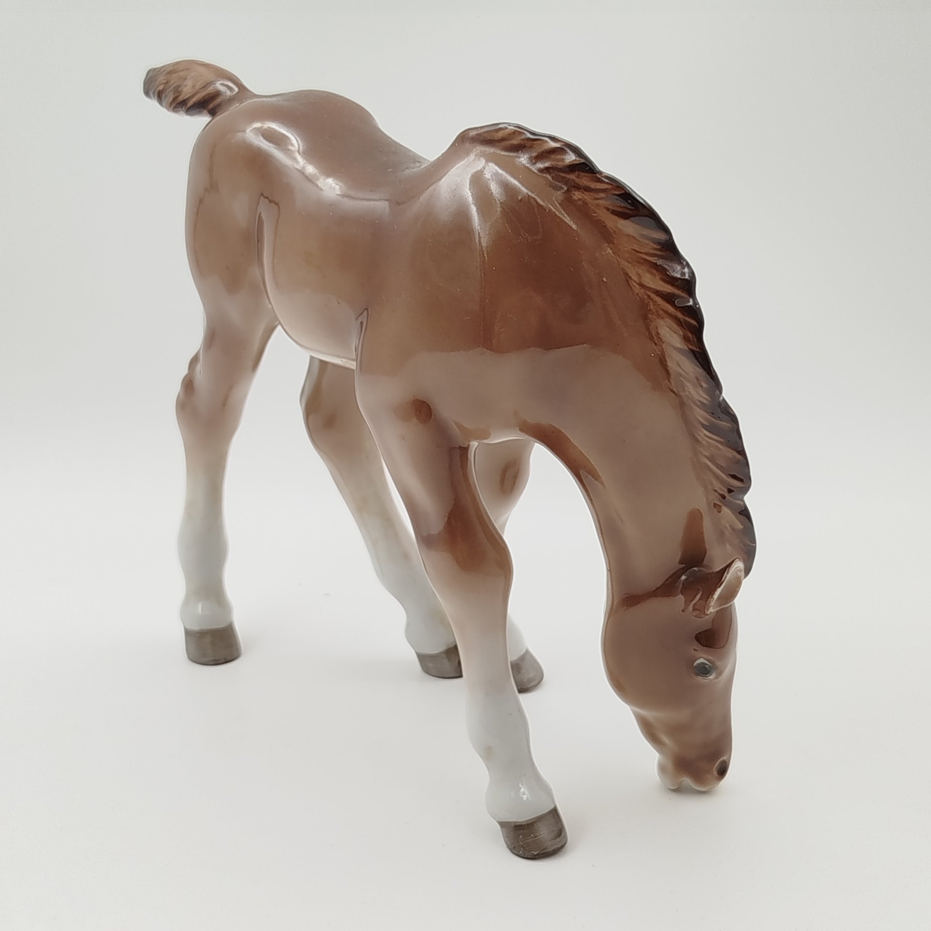 Статуэтка "Жеребёнок пасущийся (гнедой)", скульптор Б.Я. Воробьев, фарфор, роспись, аэрография, Ленинградский фарфоровый завод (ЛФЗ), СССР, 1970-1992 гг.