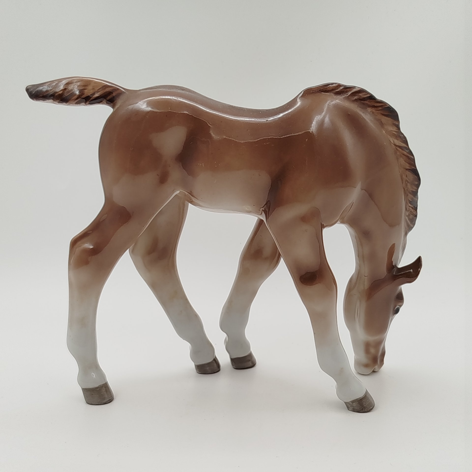 Статуэтка "Жеребёнок пасущийся (гнедой)", скульптор Б.Я. Воробьев, фарфор, роспись, аэрография, Ленинградский фарфоровый завод (ЛФЗ), СССР, 1970-1992 гг.