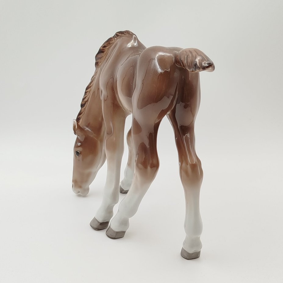 Статуэтка "Жеребёнок пасущийся (гнедой)", скульптор Б.Я. Воробьев, фарфор, роспись, аэрография, Ленинградский фарфоровый завод (ЛФЗ), СССР, 1970-1992 гг.